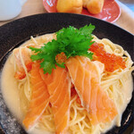 THE CARINO OKINAWA - サーモンとイクラの親子クリームパスタ