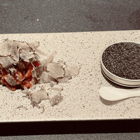 西麻布 焼肉 X - ユッケ　左：黒トリュフ、右：キャビア