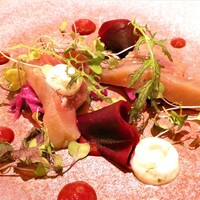 ルアン 佐原商家町ホテル NIPPONIA - 銚子 戻りカツオとセルヴェル・ド・カニュ 発酵ベリーとビーツのマリネ