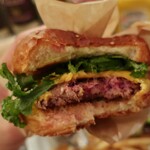 Navel Burger&Bar - ・「チーズバーガー(¥1200)」の断面。