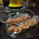 HORN - 料理写真:パンをふたつ