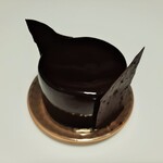 パティスリー ルシェルシェ - 艶々と黒光りするグラッサージュが美しい人気No,1ケーキ！優雅な香りにうっとりするエクアドル産有機ショコラムース、中にはクレームショコラ♪プランスノワール580円