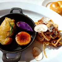 TOOTH TOOTH GARDEN RESTAURANT - ダブルメインのチキンステーキとボロネーゼ。右奥は絶品のベーグルです☆