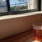 アジフライ たるたる食堂 - 2階の窓際のカウンター席