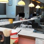 大雄ラーメン - 201212　大雄　カウンターの奥にはテレビが設置されています
