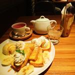 カフェ・アドレス - キャラメルバナナのフレンチトーストと、ベリーベリーベリーティー