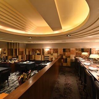 クラシカルな空間は、接待やビジネスシーン◎個室完備