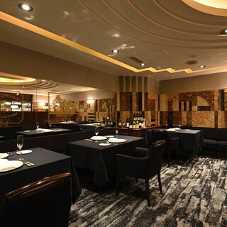 2名からご利用いただけるテーブル席。団体のご利用も16名程度までご対応可能です。