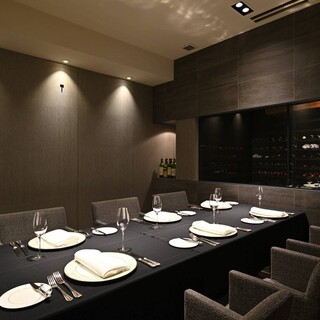 ※有料（5000円）ワインセラーを臨む6名迄対応の個室。ビジネスやお子様連れに。