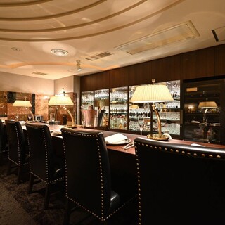 バーとしてご利用可能なカウンター席。ワインのことはソムリエにおまかせください。