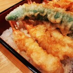 天ぷら 和 - 海老天の表面はサクッと軽く裏はふんわり、海老のプリプリ感が残るプロならではの揚げ具合