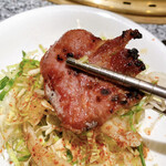 焼肉くりこ - キャベツと共に頂きます