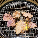 焼肉くりこ - ホルモンが焼けてきました
