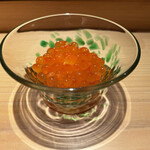 鮨 あらい - イクラ: これは　たまたま一緒になった　　　若者に食べていただきました。