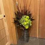 鮨 あらい - 入口の美しい生け花