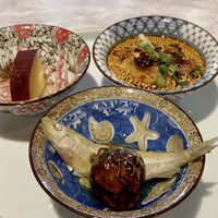 中国意境菜 白燕 - 前菜3品
                    ◎ ワカサギのスパイシー煮
                    ◎ よだれ鶏
                    ◎ シルクスイートの甘煮