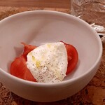 Bistro Gorilla - 加藤農園のフルーツトマト　イタリアのブラータチーズのカプレーゼ