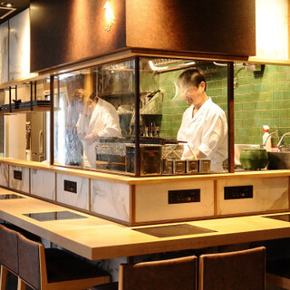 ゆったりくつろげる大人の空間で、食事と会話を楽しむ至福の時