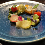 YAKITORI 燃 es - サラダ　見た目もさることながら味も良い　野菜にはそれぞれキチンと処理がしてあり、タマネギのサクサク感で歯触りを追加　手抜きのない一皿に脱帽です