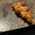 YAKITORI 燃 es - 最後の最後に皮！バリバリバリっと、でも硬くない、あくまで心地の良いクリスピー感を演出してくれます