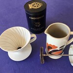 モイベーカリー - コーヒーは右のル・クルーゼで淹れる