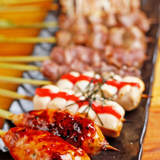 国産の朝挽き鶏を使用した炭火焼きや串焼きなどもご準備！