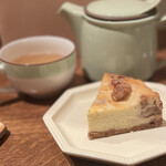 Hachigatsunoraion - 『キャラメルくるみチーズケーキ』
                      『ハーブティー リラックスローズ(ホット)』