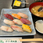寿司の海女屋 - にぎりランチ おまかせにぎり8かん 1500円。