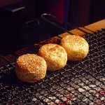 炭屋 - 焼きおにぎりのたれを漬けた後