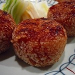 炭屋 - 焼きおにぎり（アップで）