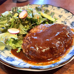 びーふてい - 連れの和牛デミグラスハンバーグ定食                             大きくて挽肉たっぷり