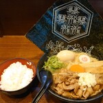 肉玉そば おとど - 肉玉そば全部のせ１３００円　ニンニク、無料ライス付き