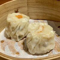 老四川 飄香小院 - 三鮮焼売2個
                    蒸したての海老・蟹・イカ・豚肉の焼売です。
                    プリプリっとしてなんて美味しいのでしょう！
                    下味が付いてますので何も付けずにいただけます。
                    手作り点心も良いな♪