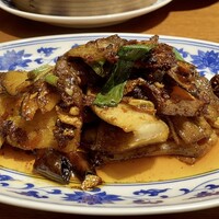 老四川 飄香小院 - 季節野菜入りホイコーロー
                    かぼちゃとエリンギに葱、豚バラ肉の回鍋肉。
                    豆豉の発酵した旨みに豆板醤や甜麺醤（調味料は飄香さんの自家製）が入りとても香り高い回鍋肉、ピリッと旨辛な味付けはご飯が進みます。