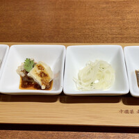 老四川 飄香小院 - 本日の前菜4種盛り
                    ◎ 黒キクラゲのさっぱり漬け
                    ◎ じゃがいものシャキシャキ和え山椒風味
                    ◎ 大分冠地鶏のガイウェイソース
                    ◎ 四川ピクルス