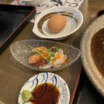 大阪産料理 空 - ミニお刺身（＋200円）は、すずき、黒鯛、サーモン、タコ）と生卵