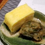 鮨匠 のむら - ①飛び魚の薩摩揚げ
      薩摩揚げは出汁にも使われる飛び魚の擂り身100%使用、味わいが深く濃い味わいで絶品
      ②出汁巻き玉子
      厚焼きはやや甘口で程よいシットリ感
      最初に玉子が出るお店は凄く珍しい