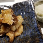 鮨匠 のむら - ⑪芭蕉梶木(鹿児島県開聞岳沖産、40kg)胸筋煮、大根卸し添え
      大トロの筋をのむらオリジナル醤油で煮たもので、筋が軟らかくなり、大トロの脂の旨みをしっとりと味わえる一品