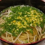 鮨匠 のむら - ㉗温かい素麺(鯖節(鹿児島県屋久島産)の出汁
      厚生省「現代の名工」に手延べ素麺として全国で初受賞、素麺業界で唯一人、黄綬褒章も受賞した陣川利男氏が作る手延べ素麺、『水と塩と麦と椿油の物語【予約商品】』