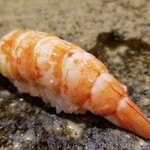 鮨匠 のむら - ⑳車海老(鹿児島県片浦産)(茹で立て)
      産卵期は初夏～初秋、旬は初夏～初秋
      アツアツの茹で海老、車海老らしい濃厚な味を温かい茹で立てと温かいシャリで握って下さるので旨みと甘さが際立ちます