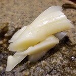 鮨匠 のむら - ㉛ガリ
      ガリは最後に出てきます
      そして男性と女性で切り方が異なります
      この辺も普通とは異なりますが、ガリは口の中をスッキリさせてくれます