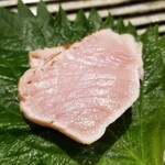 鮨匠 のむら - ⑫炙り星鰹(正式名:スマ)(鹿児島県開聞岳沖産)
      産卵期は初夏～夏、旬は秋～春
      いわゆる中トロの部位をたたきにしていますので、脂が載った身をさっぱり仕上げたゴージャスなたたき