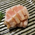 鮨匠 のむら - ⑭芭蕉梶木(鹿児島県開聞岳沖産、40kg、4日寝かせ)炙り大トロ
      産卵期は夏、旬は秋、別称を秋太郎と言う
      身はやや橙色で味わいは濃厚なコクがありますが、炙ることで脂が活性化し、より深い旨みと甘さに