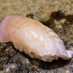 鮨匠 のむら - ㉔縞鯵の腹身(鹿児島県開聞岳沖産、1.6kg、3日寝かせ)
      産卵期は秋～冬、旬は夏～秋
      鰺の後だとしっかりした脂の旨みを感じ、食べ比べになって楽しいです
      スッキリとした後味で軽やかです