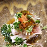 鮨匠 のむら - ⑬歯鰹(鹿児島県開聞岳沖産)のたたき
      産卵期は夏、旬は秋～冬
      鰹と歯鰹は別の魚で習性が異なり身も薄い桃色
      今回の歯鰹は脂のりが良く、たたきなのに味わいは濃いめ♪