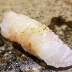 鮨匠 のむら - ⑱九絵(クエ)の若魚(鹿児島県開聞岳沖産、3.8kg、雌、4日寝かせ)
      産卵期は夏、旬は晩秋～初夏、全数が雌で生まれ10kgで雄に性転換
      他では味わえない九絵の香りを重視する選択と仕込み