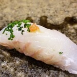 鮨匠 のむら - ⑰鮃(鹿児島県開聞岳沖産、2.6kg、3日寝かせ)
      産卵期は春～初夏、旬は秋～晩冬
      驚くほど透明感のある身に驚き、その味わいと香りのクリアさに感動！