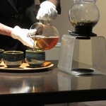 日本料理 TOBIUME - ほうじ茶の準備