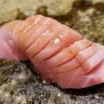 鮨匠 のむら - ㉘星鰹(正式名:スマ)(鹿児島県開聞岳沖産)
      産卵期は初夏～夏、旬は秋～春
      通年、味わいはあまり落ちない
      いわゆる中トロ部位でしっかり脂がのっており、旨みと甘みを堪能