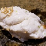 鮨匠 のむら - ㉚蒸し太刀魚(鹿児島県開聞岳沖産、3.9kg)、カボス果汁掛け
      産卵期は海水温により春～秋、旬はほぼ通年
      蒸し焼きで脂分を落として、カボス果汁でさっぱりとした味わいにまとめてあります